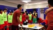 实拍：曹阳拍桌子激情鼓励国足U17，直接把万项吓出表情包😅