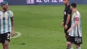 严肃！马宁名场面：朝德保罗一声大吼，把身边走过的梅西逗乐🤭